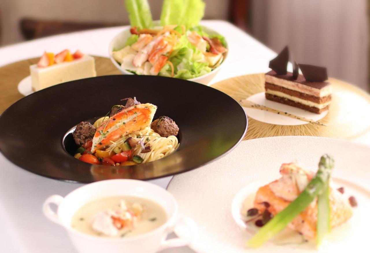 Marco Polo Hongkong Hotel Kültér fotó A selection of food at the restaurant