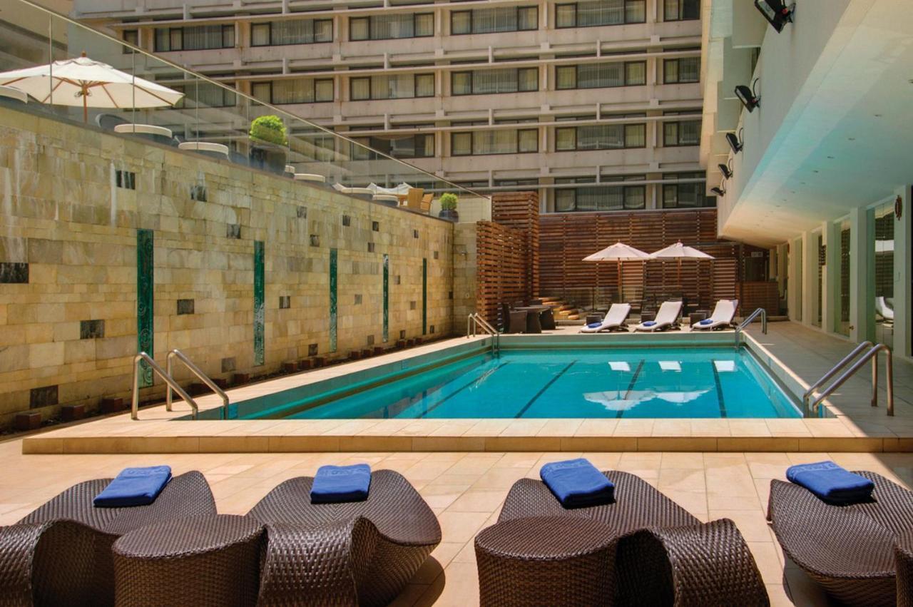 Marco Polo Hongkong Hotel Kültér fotó The swimming pool at the hotel