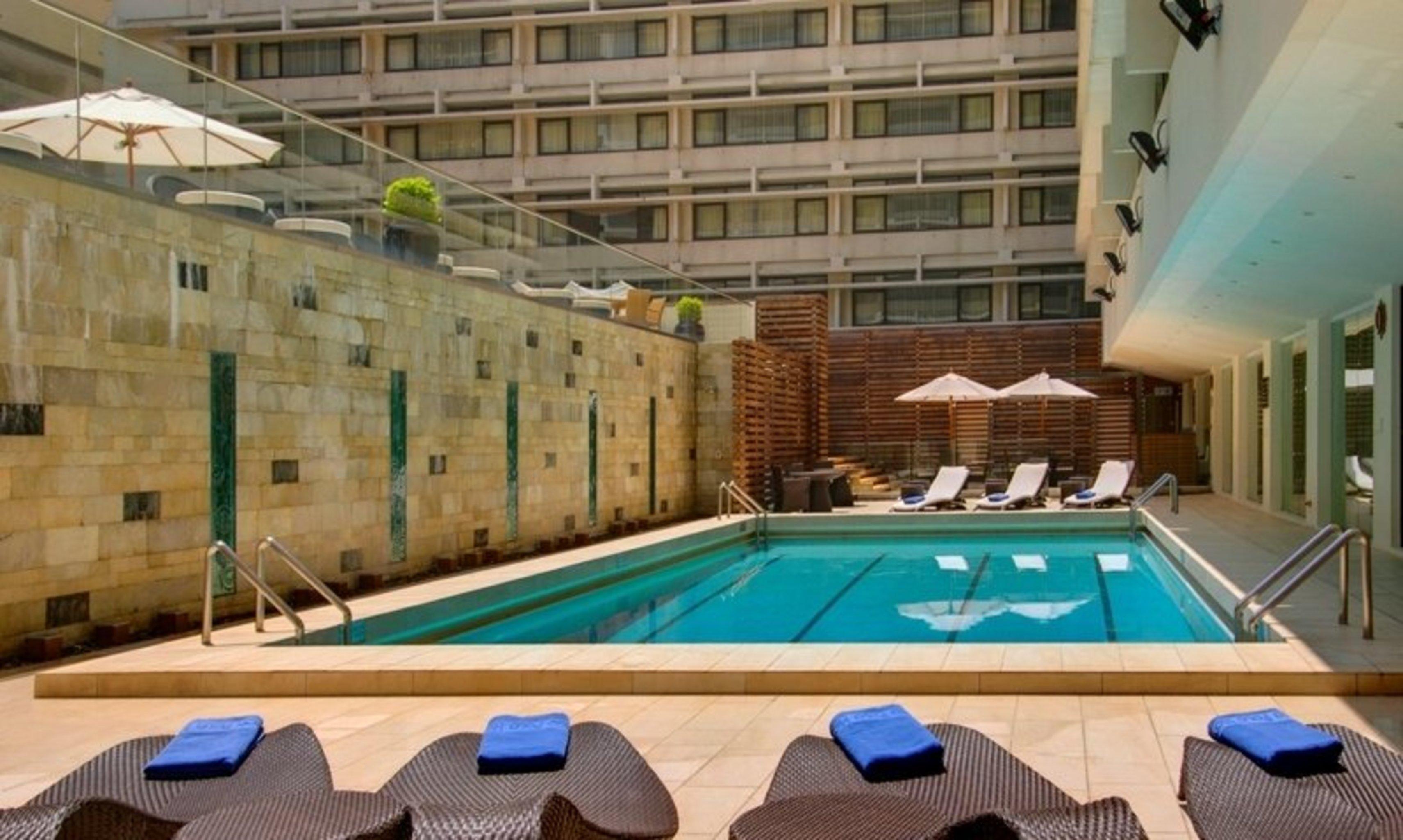 Marco Polo Hongkong Hotel Kültér fotó The swimming pool at the hotel